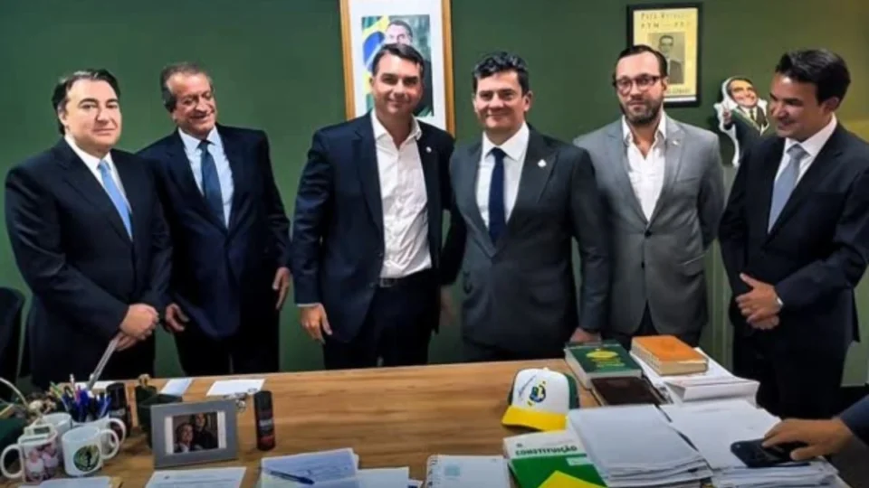 Flávio Bolsonaro e Sergio Moro fecham apoio para eleições