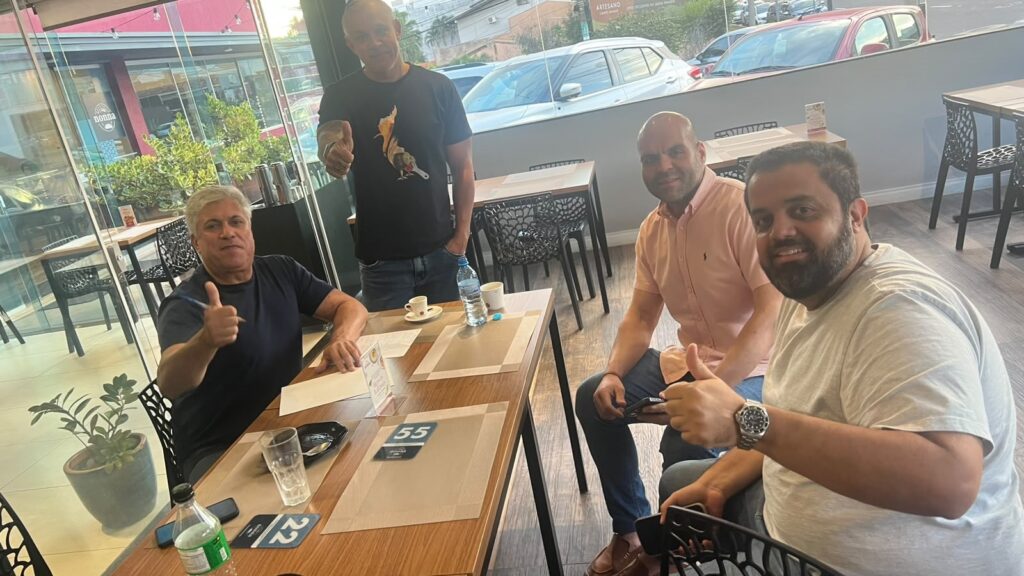 Na mesa da padaria, amigos fazem suas apostas para os eleitos de 2026 em Mato Grosso do Sul
